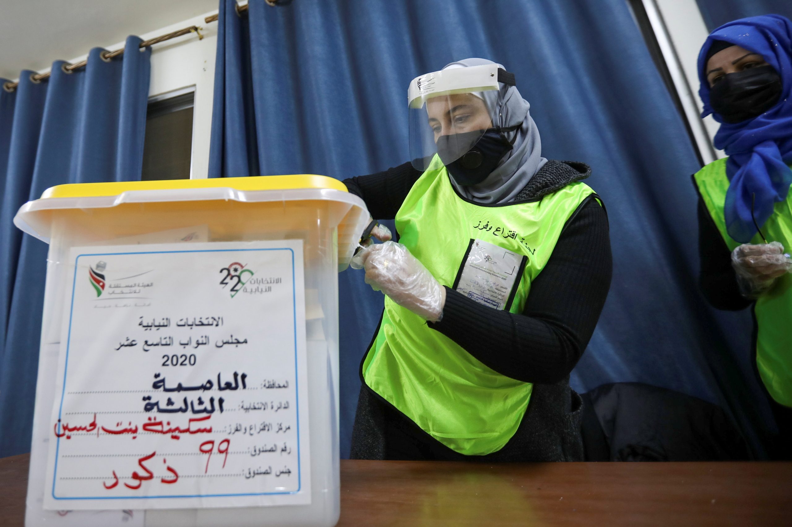 فرز أصوات الناخبين لمجلس النواب الأردني 2020/ رويترز