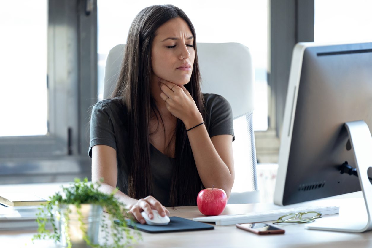 iStock/ يسبب التهاب الحلق للشخص المصاب ألماً يترافق أحياناً مع الإحساس بجفاف وتهيّج وحكّة في منطقة البلعوم