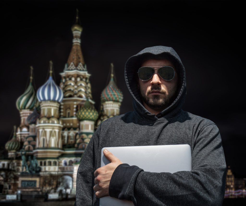 مخترق يقف أمام مبني الكريملين  (IStock)