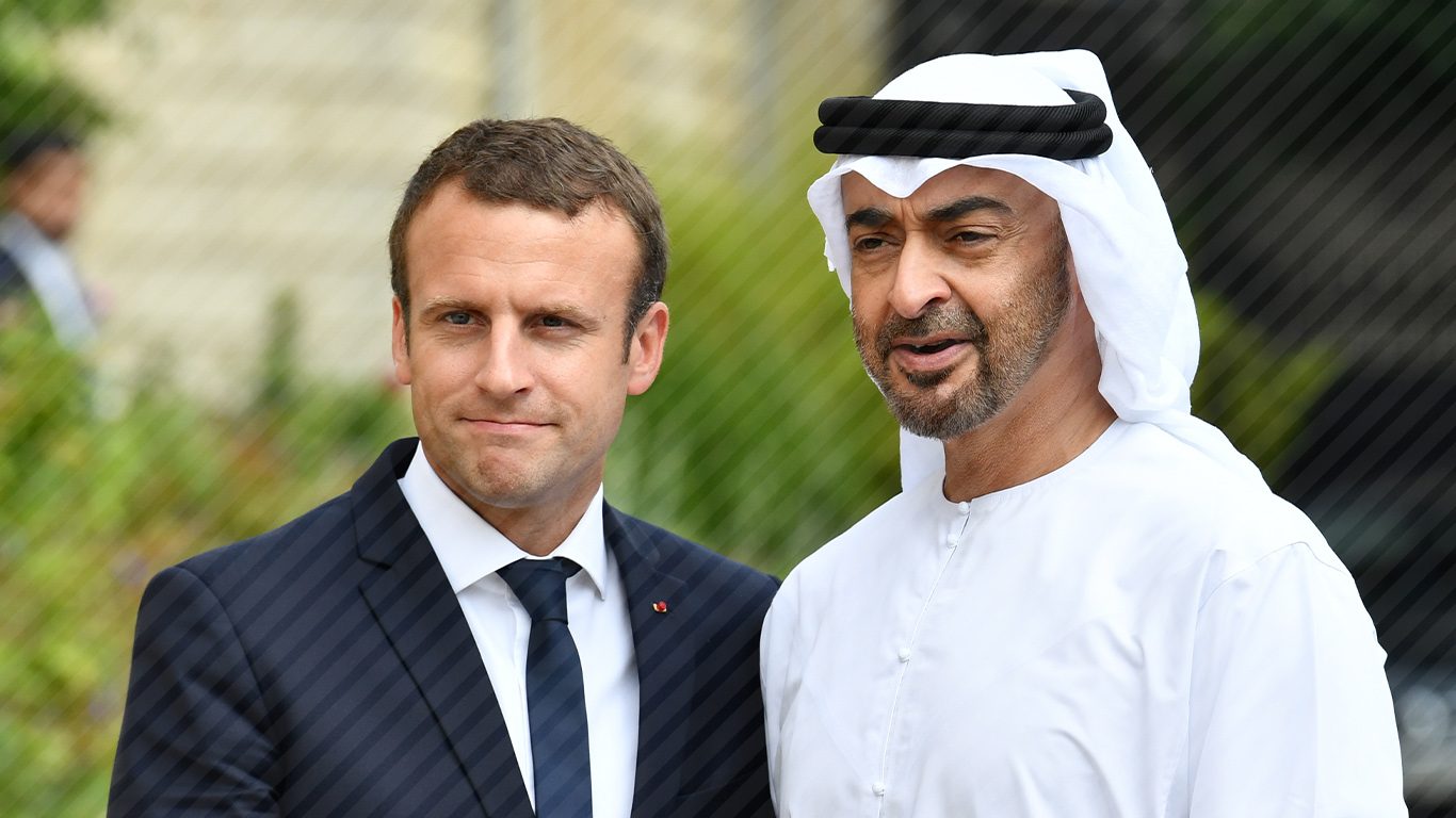 من تحارب الإمارات! لماذا وقف بن زايد مع ماكرون ضد دعوات المقاطعة والمسلمين الغاضبين من فرنسا؟