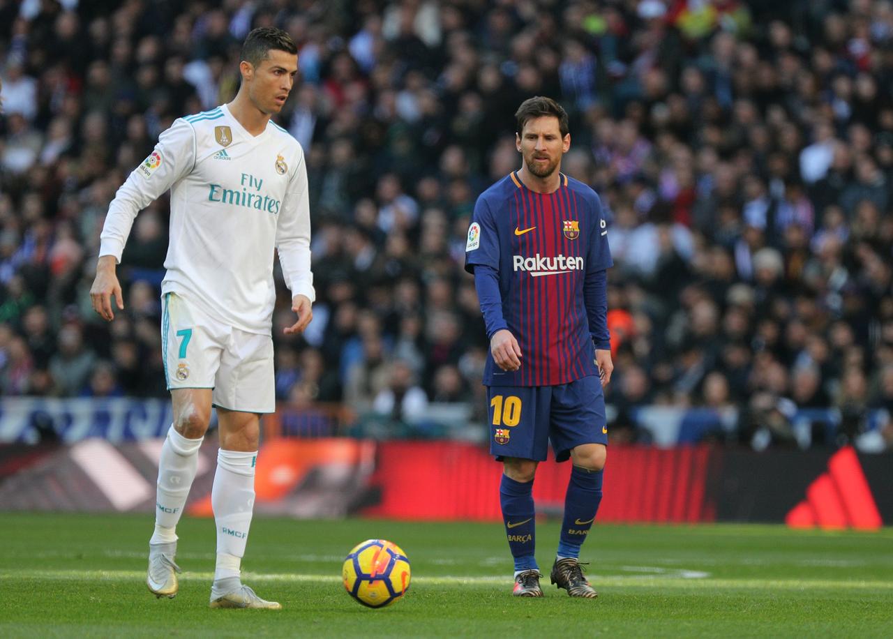 مواجهات ميسي ورونالدو قد تتجدد لكن في الدوري الإنجليزي (رويترز)