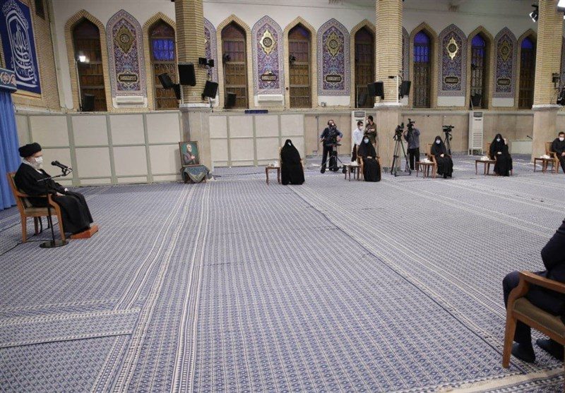 خامنئي خلال استقباله عائلة قاسم سليماني