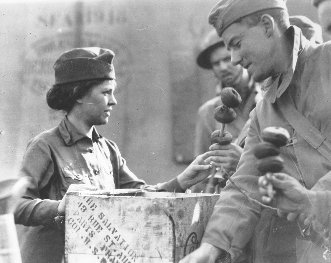 Salvation Army/ دونات لاسيز يقدمن الدونات خلال الحرب العالمية الأولى