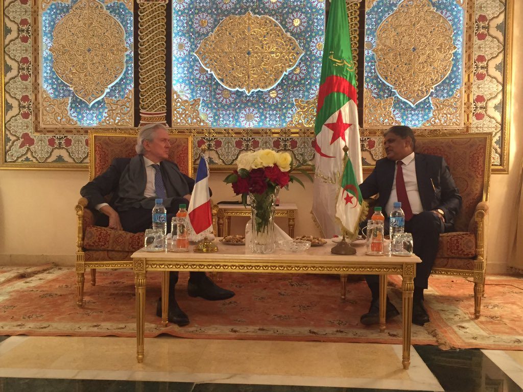 السفير الفرنسي في الجزائر خلال لقاء مع أحد المسؤولين/ مواقع التواصل