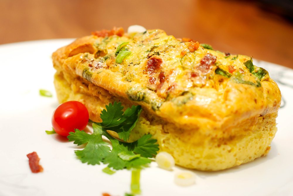 أكواب البيض والبطاطا الحلوة \ shutterstock