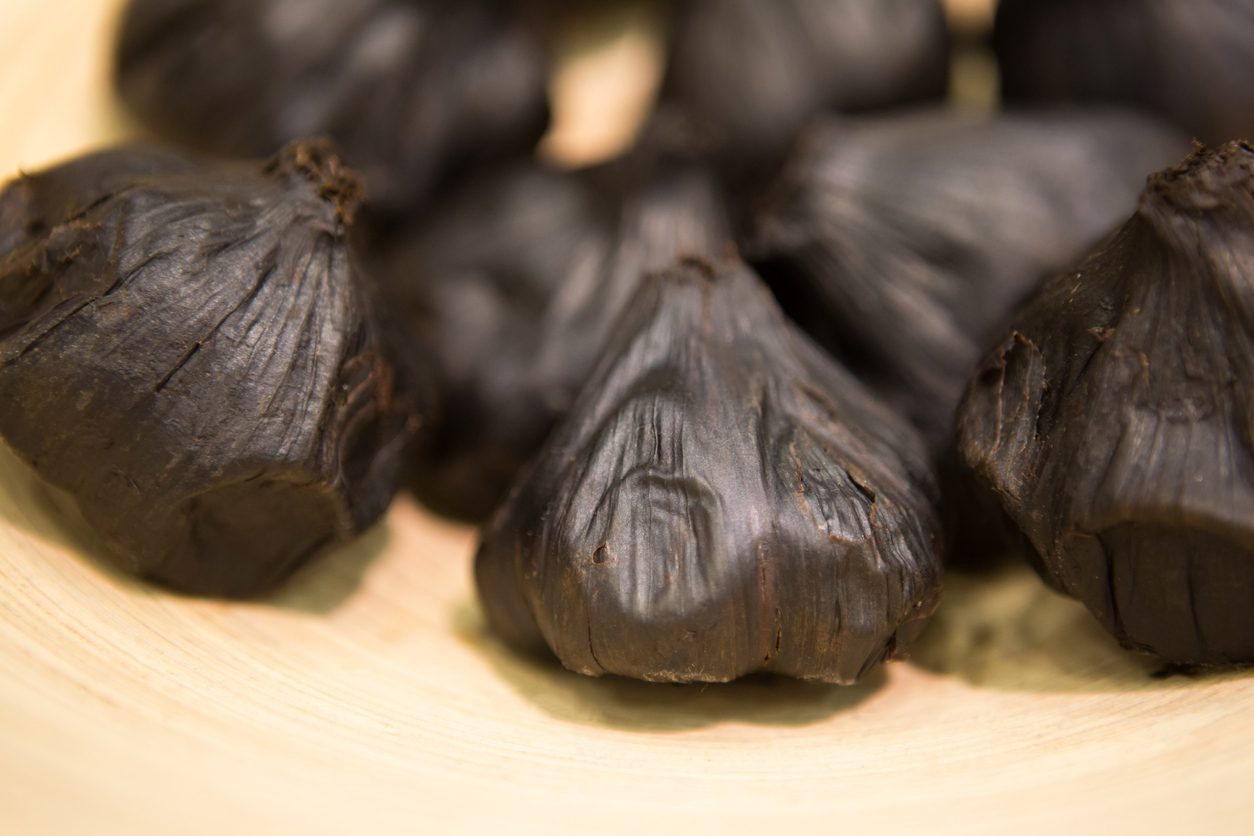 iStock/ أحد أسباب اكتساب الثوم الأسود لشعبية كبيرة مؤخراً هو أنه مثل الثوم الطازج يحتوي على مضادات أكسدة وعناصر غذائية رئيسية أخرى تساعد في تحسين صحة الجسم ومنع الإصابة بالمشاكل الخطيرة، كل ذلك من دون رائحة، على عكس الثوم الأبيض.