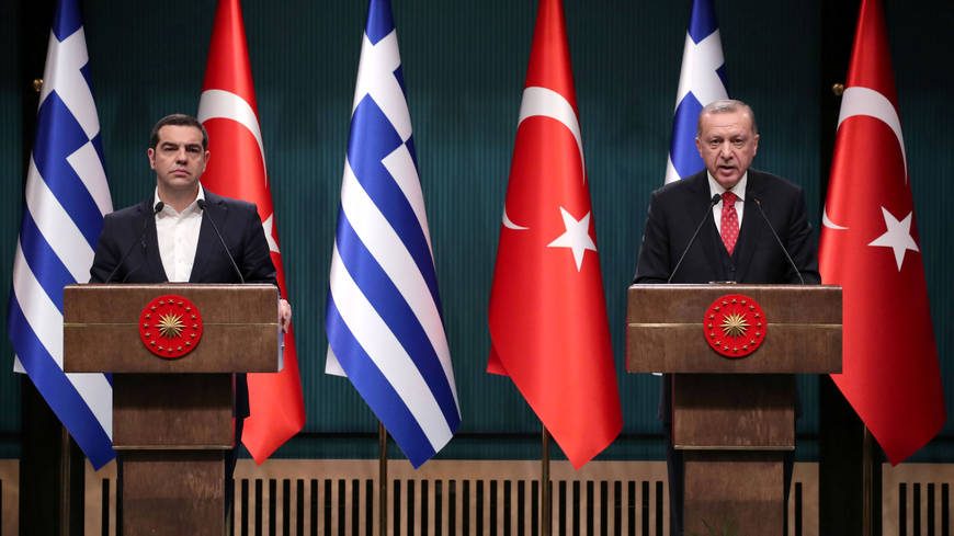 الرئيس التركي رجب طيب أردوغان ورئيس الوزراء اليوناني الكسيس تسيبراس خلال مؤتمر صحفي مشترك في أنقرة، فبراير/شباط 2019(رويترز)