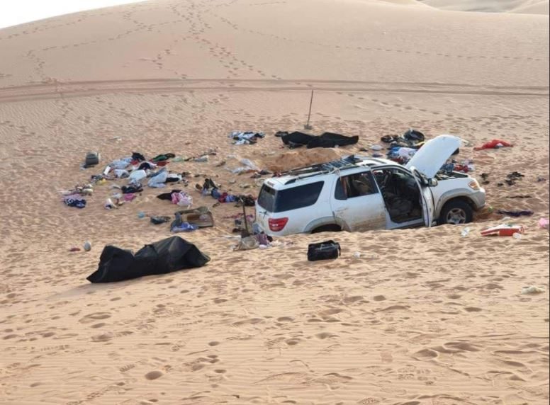 عائلة سودانية تعلق بصحراء ليبيا