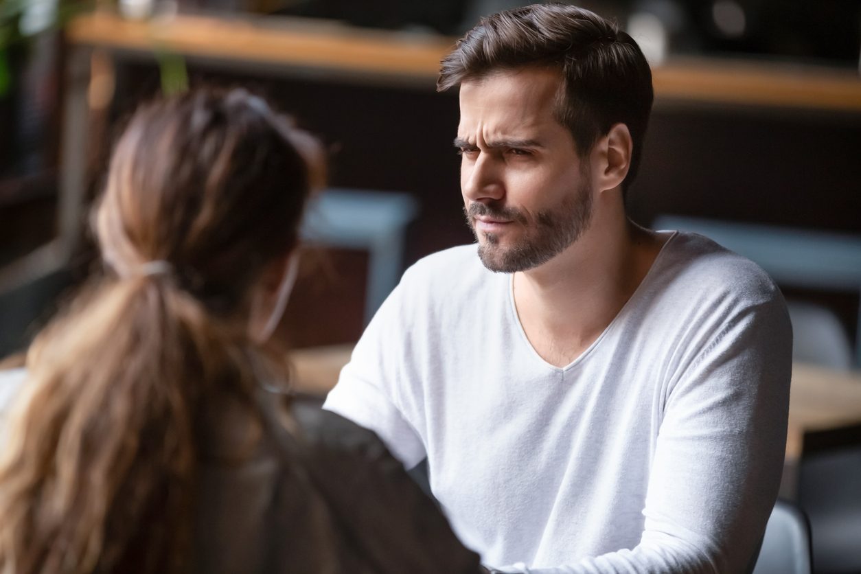 iStock/ تُثير المشاعر الغريزية بعض الأحاسيس الجسدية مثل القلق أو الارتياب، المعروف بمرض البارانويا، لذلك قد يكون من الصعب التمييز بينها.