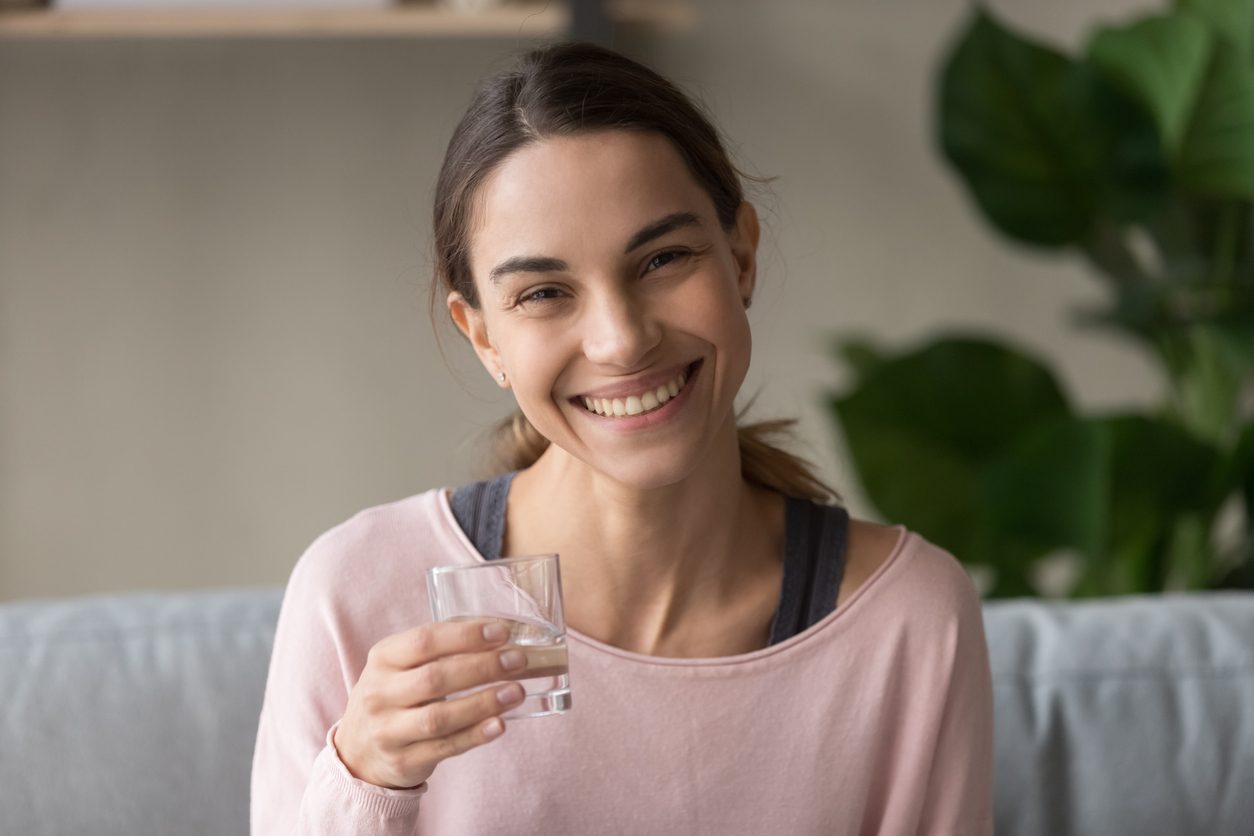 iStock/ يوصي الطب الياباني التقليدي بشرب 4 إلى 5 أكواب من الماء الفاتر على معدة فارغة بُعيد الاستيقاظ مباشرة وحتّى قبل تنظيف الأسنان بالفرشاة
