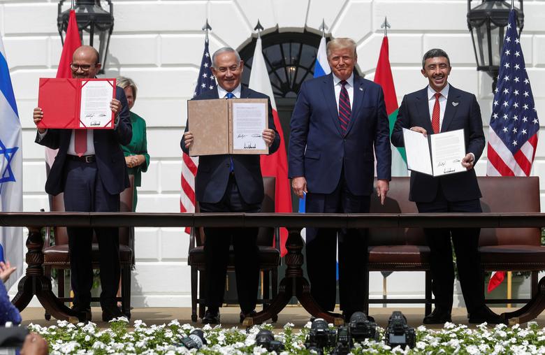 لحظة توقيع اتفاقيتي التطبيع بين الإمارات والبحرين مع إسرائيل في البيت الأبيض/رويترز