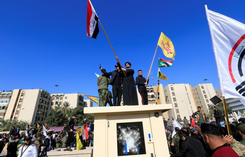 سبق للميلشيات الموالية لإيران أن اعتدت على السفارة الأمريكية بالعراق/رويترز
