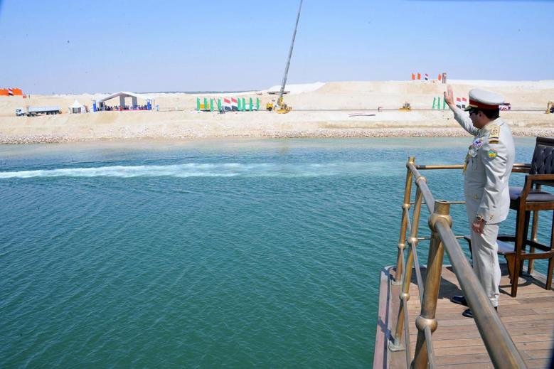الحديث عن إيجاد بدائل لقناة السويس أغضب الرئيس المصري عبد الفتاح السيسي/رويترز