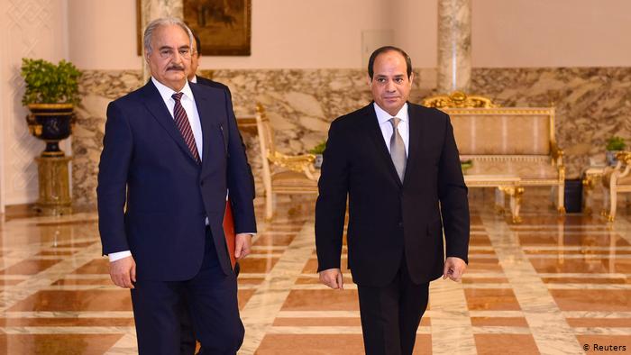 الرئيس المصري مع اللواء الليبي المتقاعد خليفة حفتر/رويترز