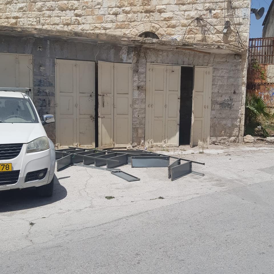 مستوطنون ينهبون محال تجارية بالخليل.. أصحابها ممنوعون من فتحها بأوامر عسكرية منذ عقود (صور)