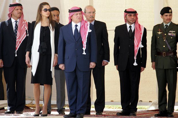 سعى الملك عبد الله إلى تقييد تحركات أخيه الأمير حمزة وسط القبائل الأردنية (مواقع التواصل الاجتماعي)
