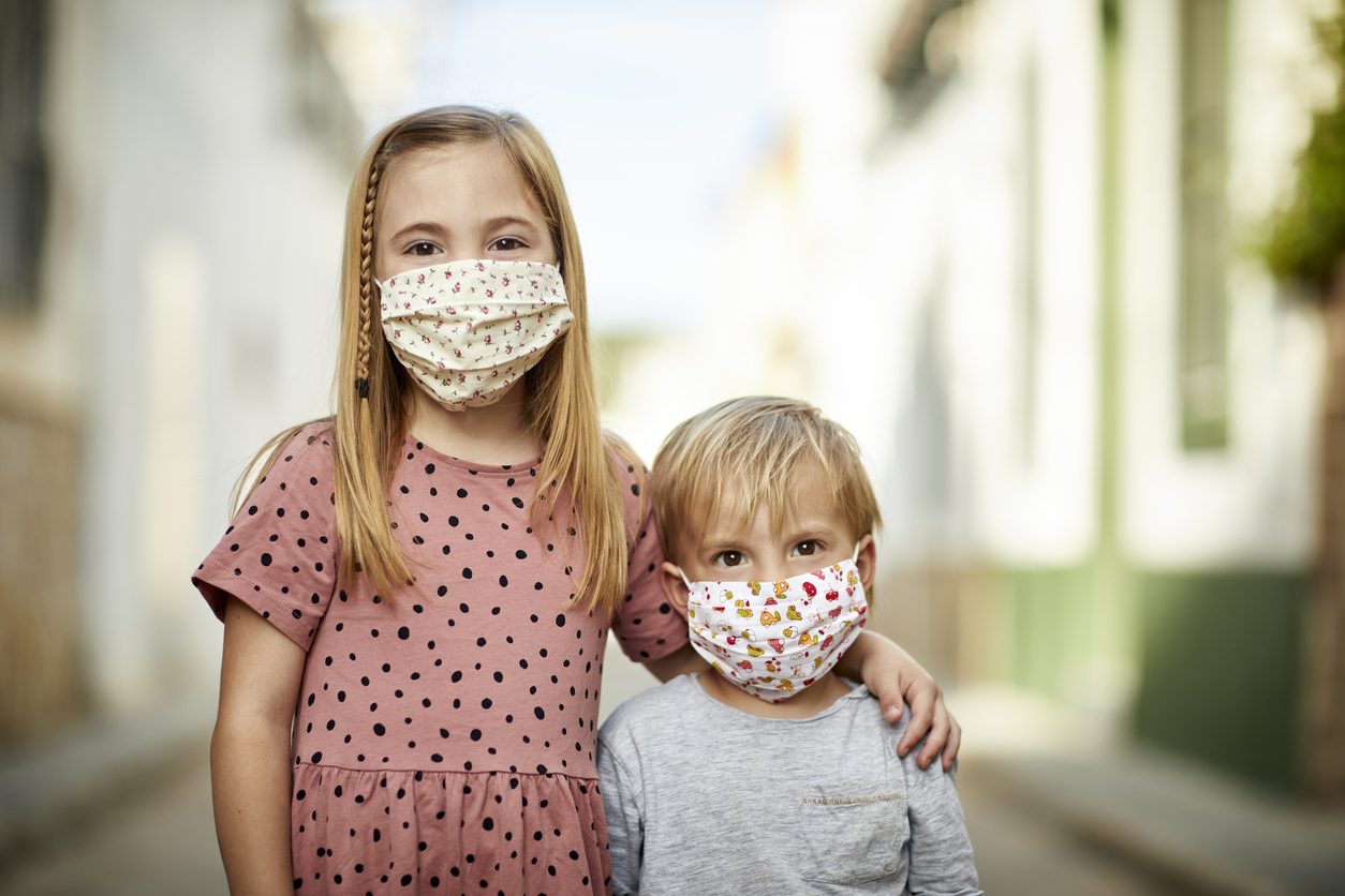 صار من الضروري عالمياً الالتزام بارتداء الكمامات الطبية للوقاية من الفيروس - iStock