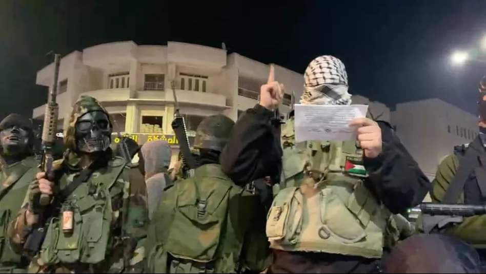 مسلحون فلسطينيون ينتشرون في شوارع رام الله بالتزامن مع دعوات الإضراب الشامل.. وجهوا تحذيراً للاحتلال (فيديو)