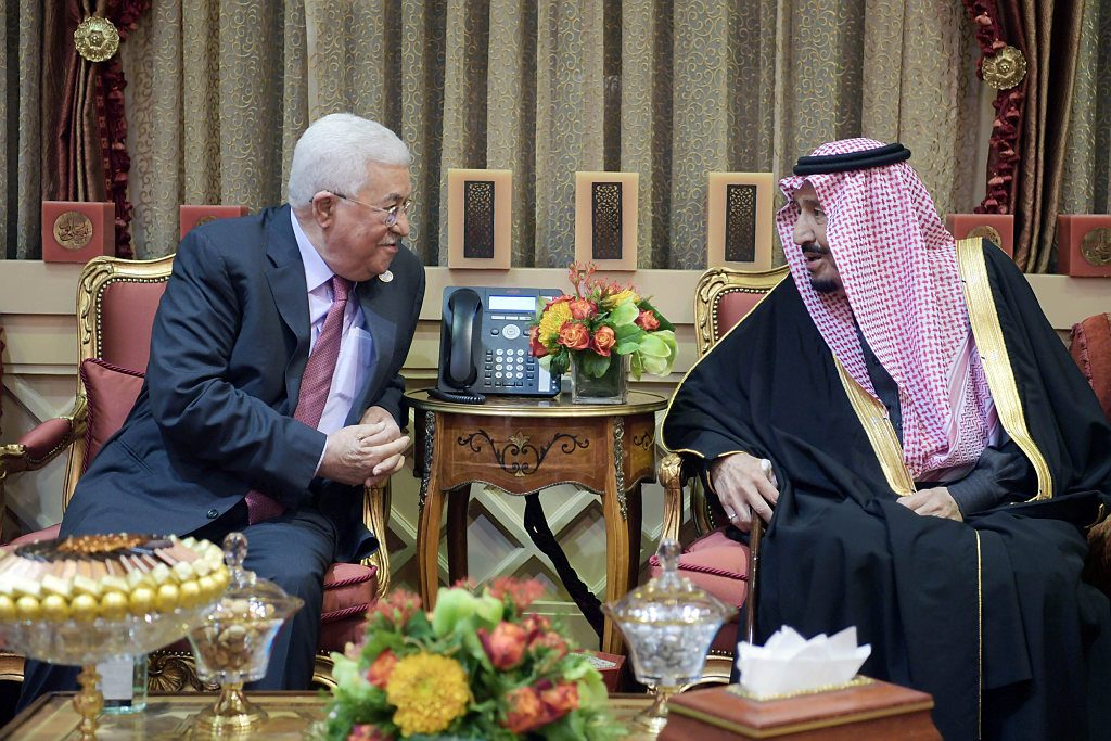 الملك سلمان خلال استقباله الرئيس الفلسطيني محمود عباس/رويترز