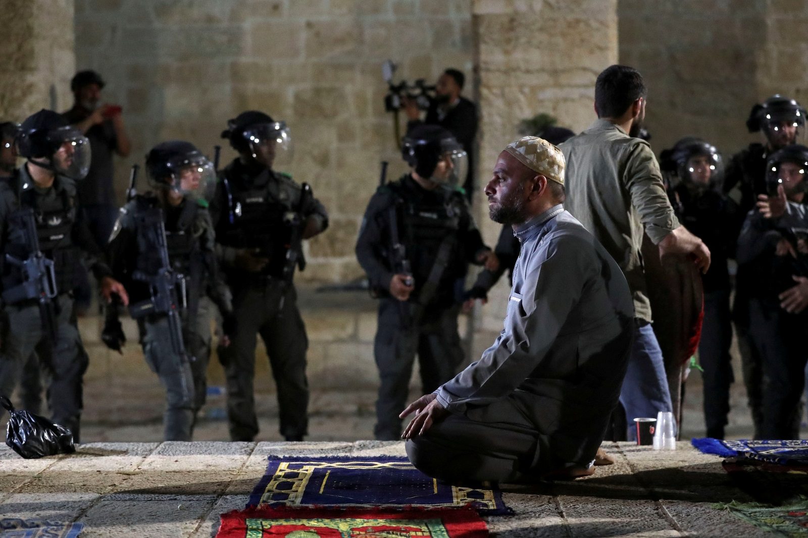 سكان القدس يدخلون الأقصى بعد مواجهات عنيفة مع الاحتلال - رويترز