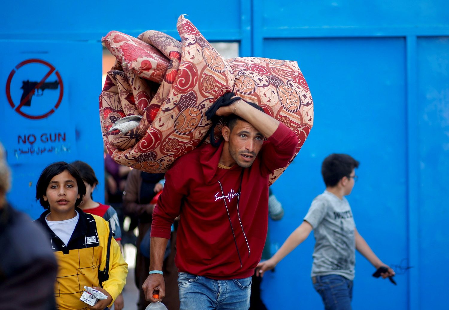 فلسطينيون في غزة يتركون بيوتهم بسبب القصف الغنيف/ رويترز