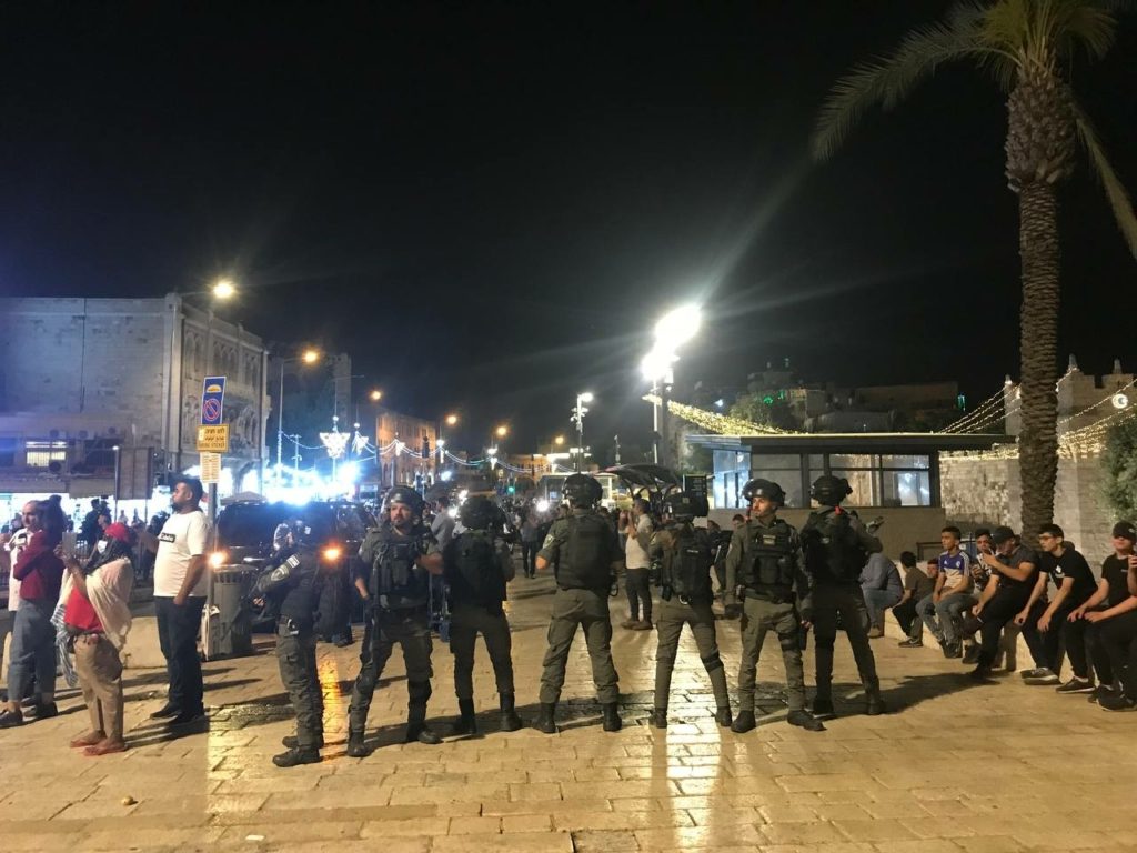 قمعت قوات إسرائيلية، مساء الأحد، فلسطينيين في منطقة باب العامود بالقدس المحتلة واعتقلت عددا منهم