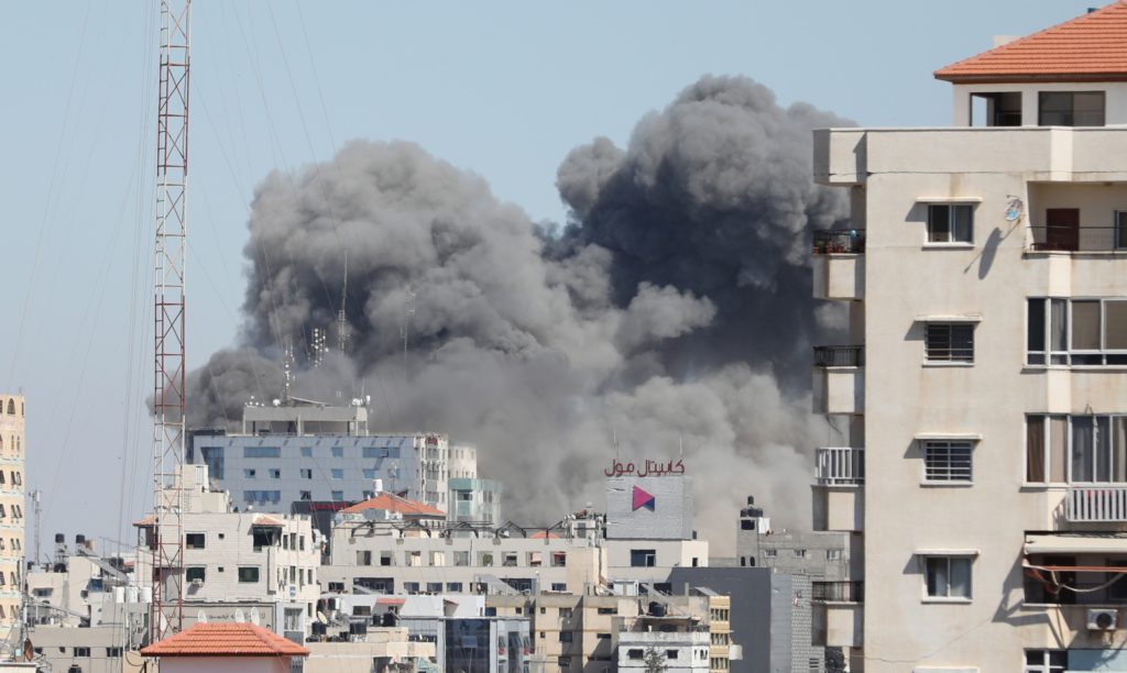 غزة فلسطين شاب يستنجد بوالدته من تحت الأنقاض