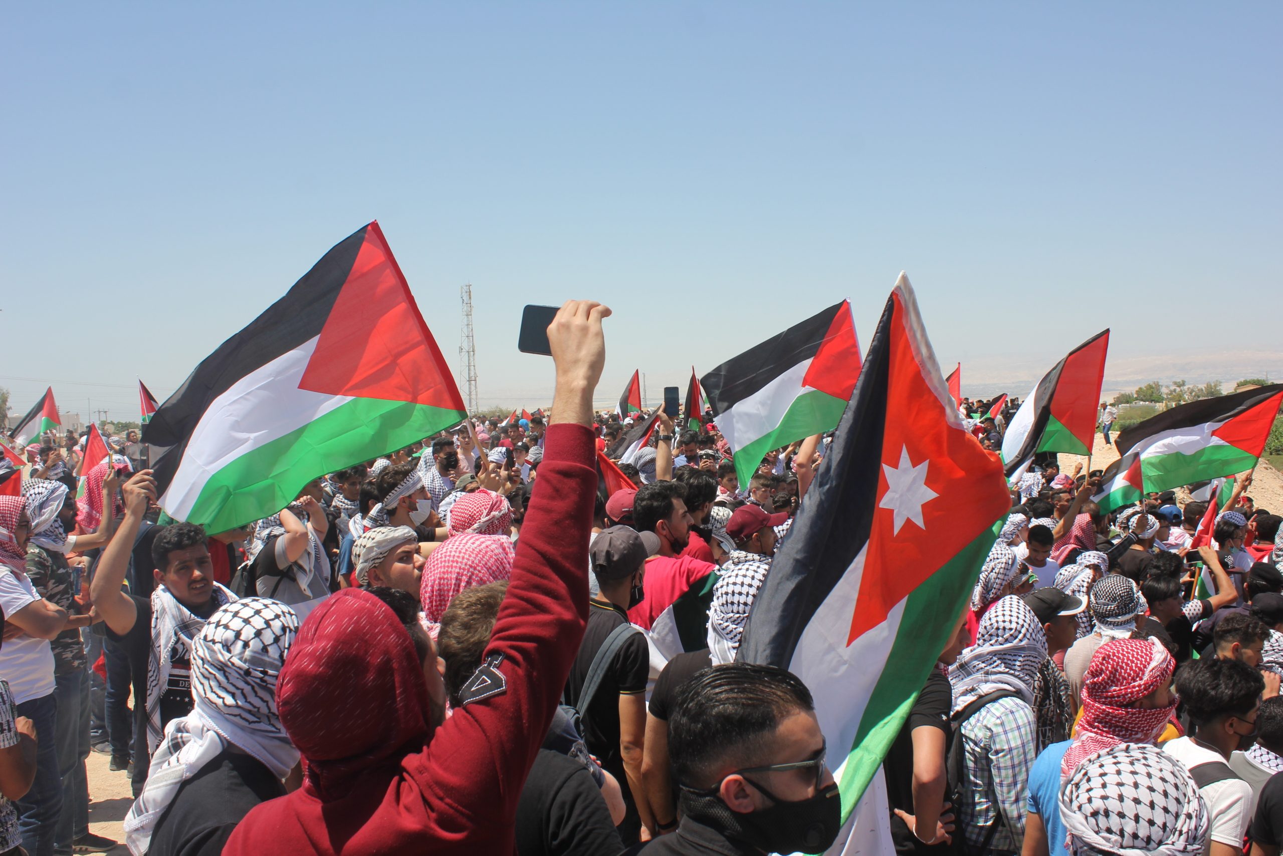أردنيون يزحفون إلى حدود فلسطين لليوم الثاني على التوالي.. احتجاجات حاشدة تندد بالاعتداءات الإسرائيلية