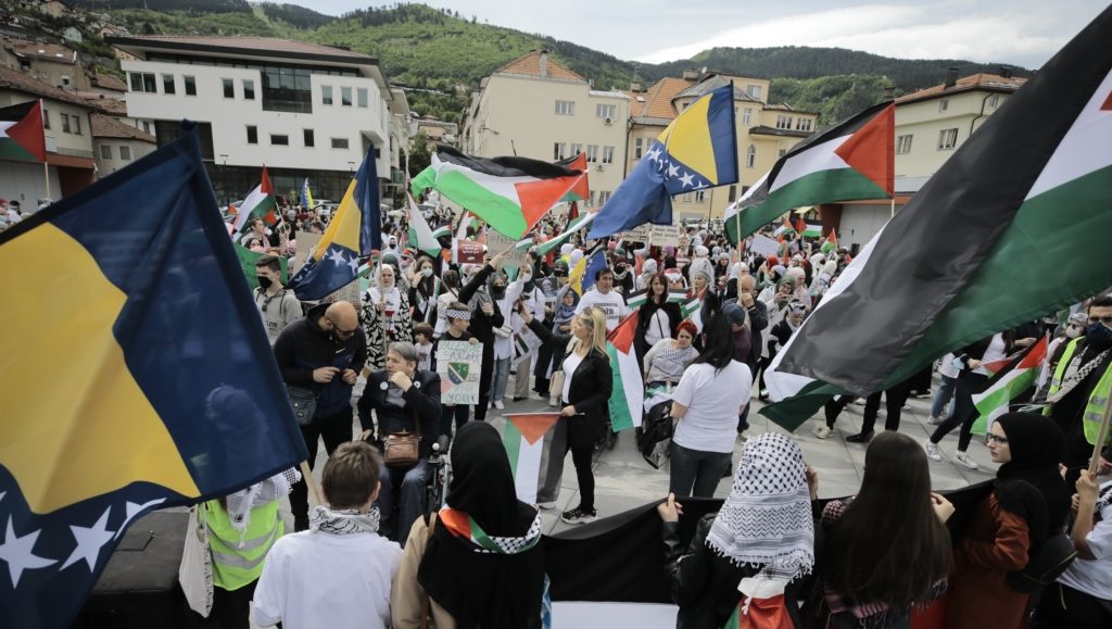 تظاهر مئات من البوسنيين في العاصمة سراييفو دعماً لصمود الشعب الفلسطيني