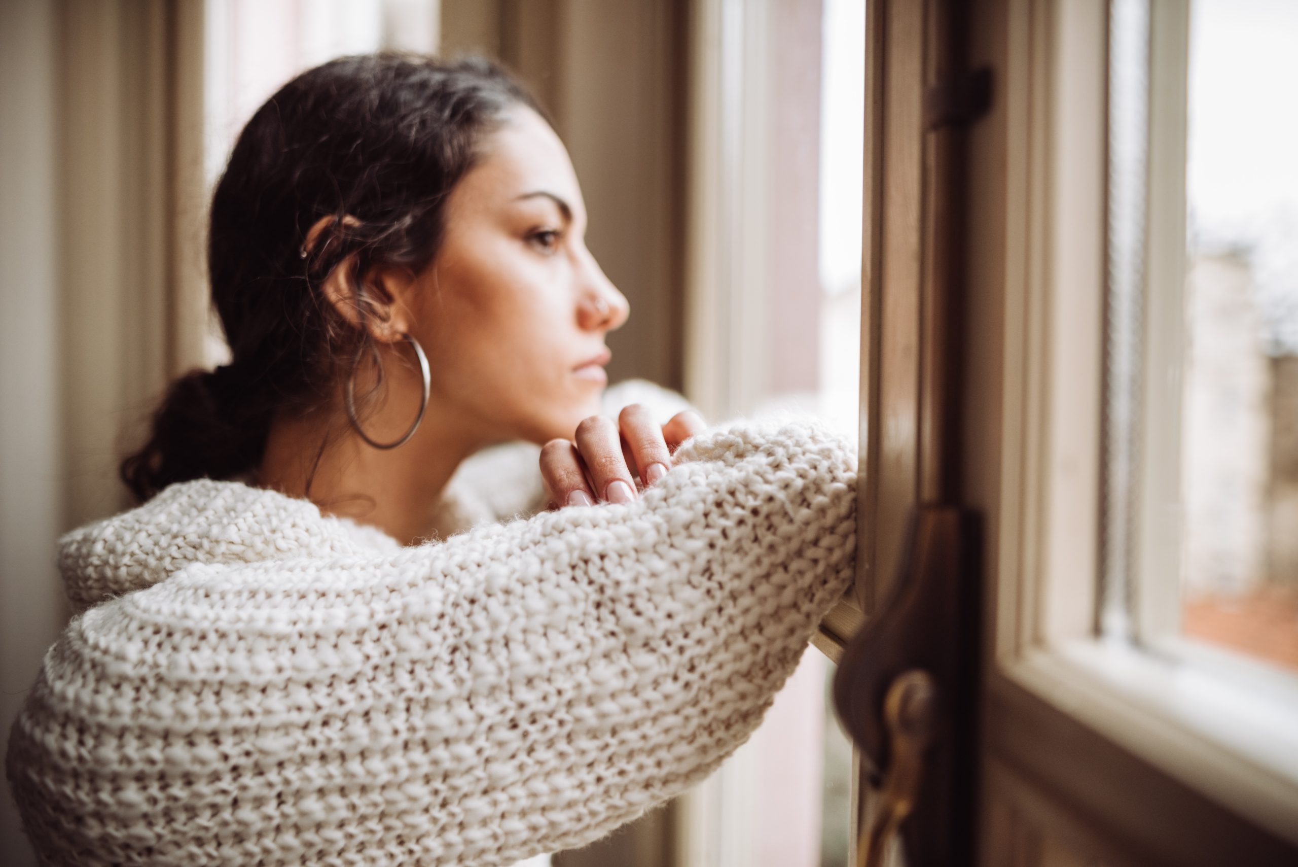 أشعر أنَّ الآخرين ينظرون إليَّ.. سيكولوجية القلق الاجتماعي والأفكار السلبية