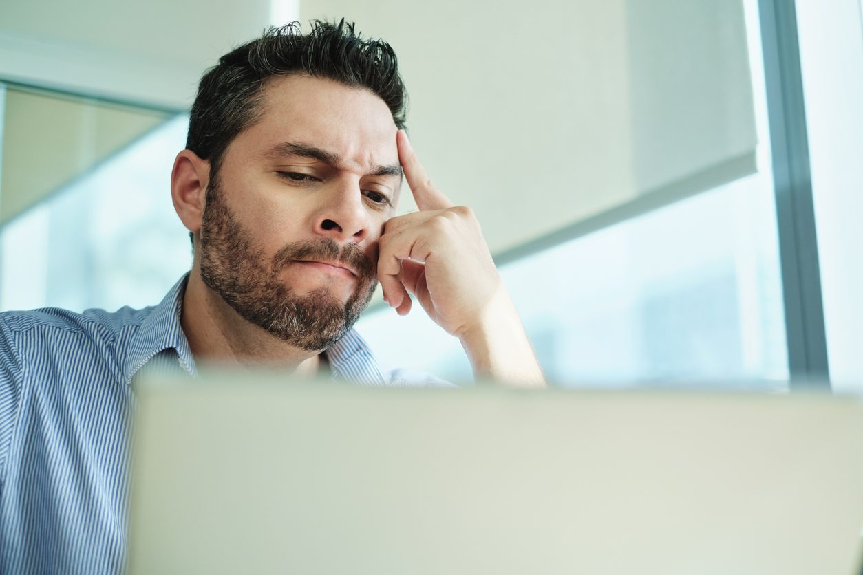 يمكن علاج مشكلة قضم الشفتين من خلال حل أسباب المشكلة الأصلية - iStock