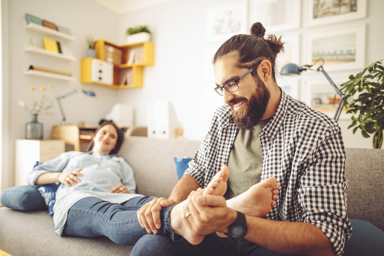 يسبب الحمل واضطرابات الهرمونات بالإضافة لكسب الوزن آلام القدمين وسخونتهما - iStock