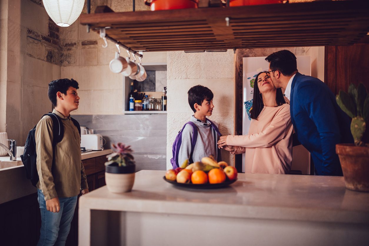 تمتلك العلاقة الطبية بين الزوجين أثراً ملموساً في صحة الشخص النفسية والجسدية - iStock