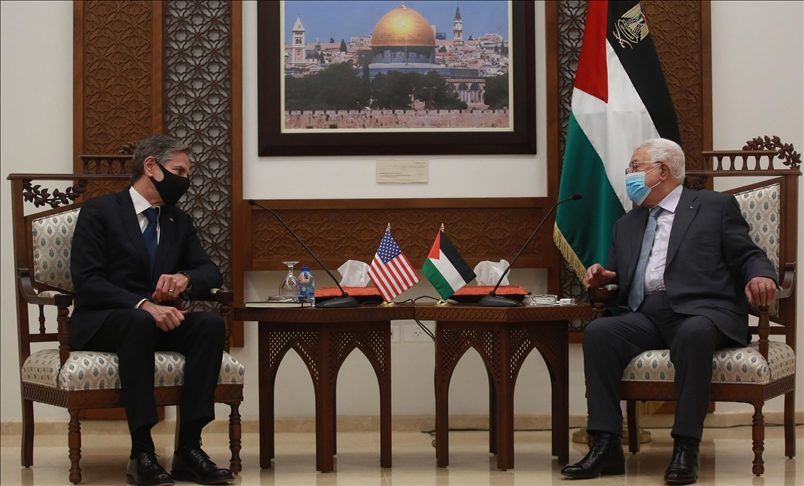 وزير الخارجية الأمريكي أنتوني بلينكن متحدثاً للرئيس الفلسطيني محمود عباس