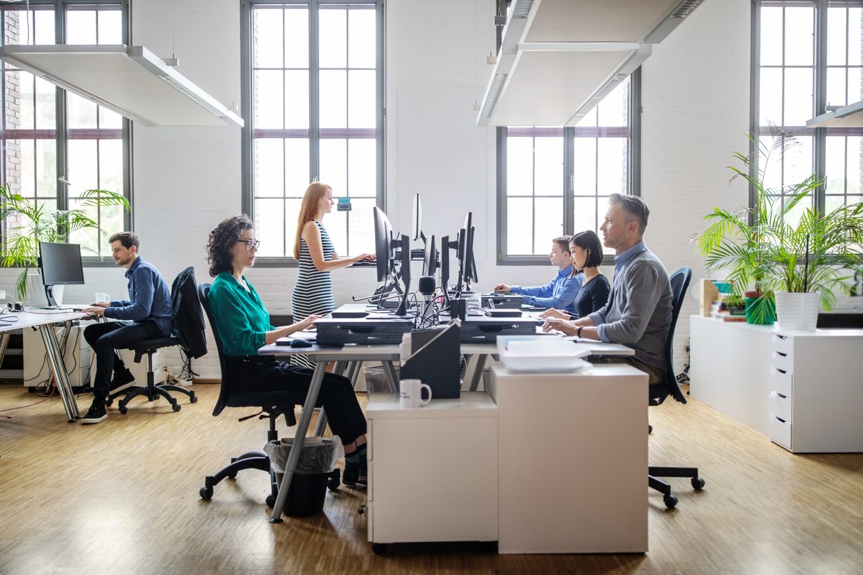istock - مخاطر الجلوس لفترات طويلة