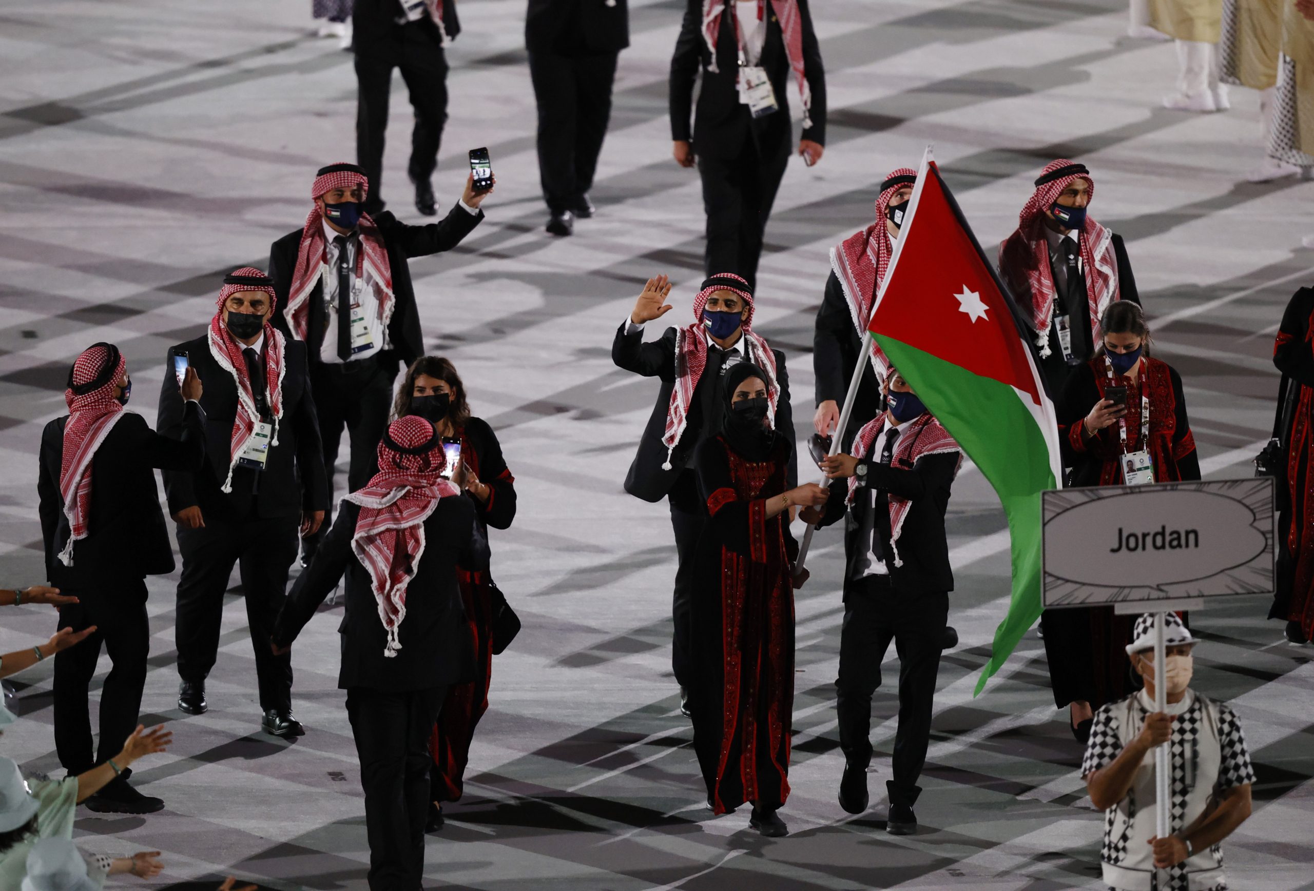 الوفد الأردني خلال حفل افتتاح أولمبياد 2020 (رويترز)