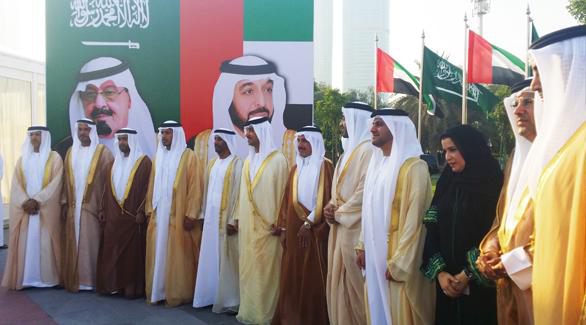 أعلام السعودية والإمارات خلال حفل إطلاق اسم الملك عبدالله بن عبدالعزيز على أحد الشوارع الرئيسة في أبوظبي، 2014/ وام