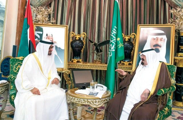 ولي عهد الإمارات محمد بن زايد وملك السعودية الراحل عبدالله بن عبدالعزيز آل سعود، أرشيفية/ رويترز