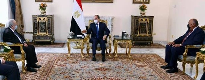الرئيس المصري عبد الفتاح السيسي خلال استقباله وزير خارجية الجزائر رمطان لعمامرة/ أٍشيف