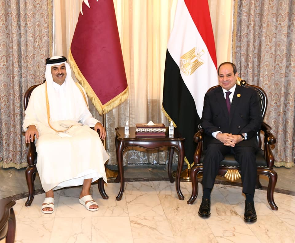 أمير قطر الشيخ تميم بن حمد إلى جوار الرئيس المصري عبد الفتاح السيسي/ مواقع التواصل