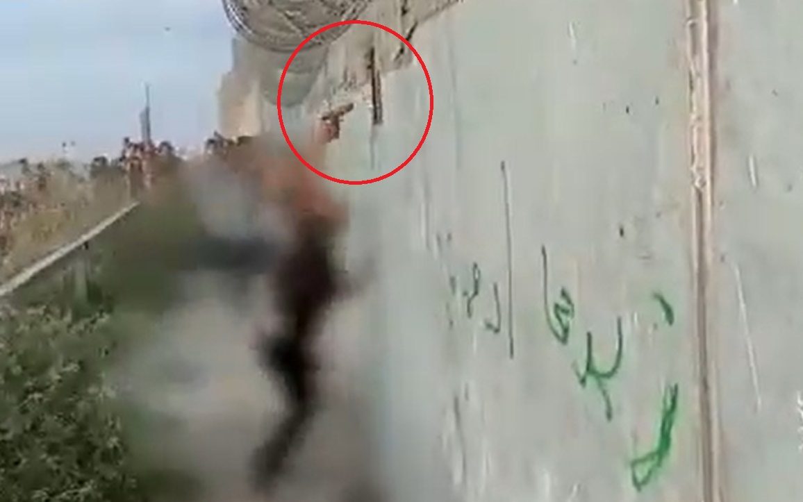 فلسطيني يطلق النار على قناص إسرائيلي من مسافة صفر.. أدخل سلاحه داخل إحدى فتحات السياج الفاصل (فيديو)