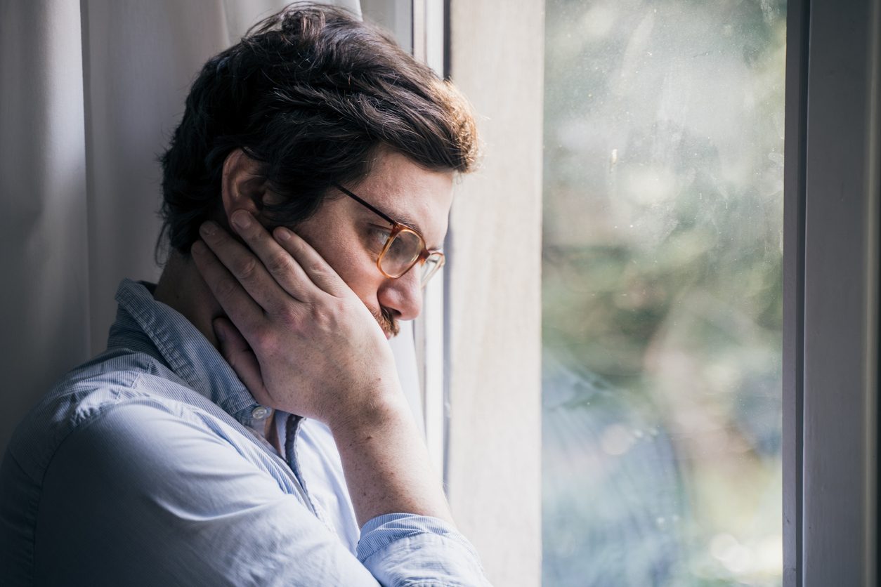 من الممكن أن يتحكم الماضي المؤلم في حاضر الشخص ومستقبله - iStock