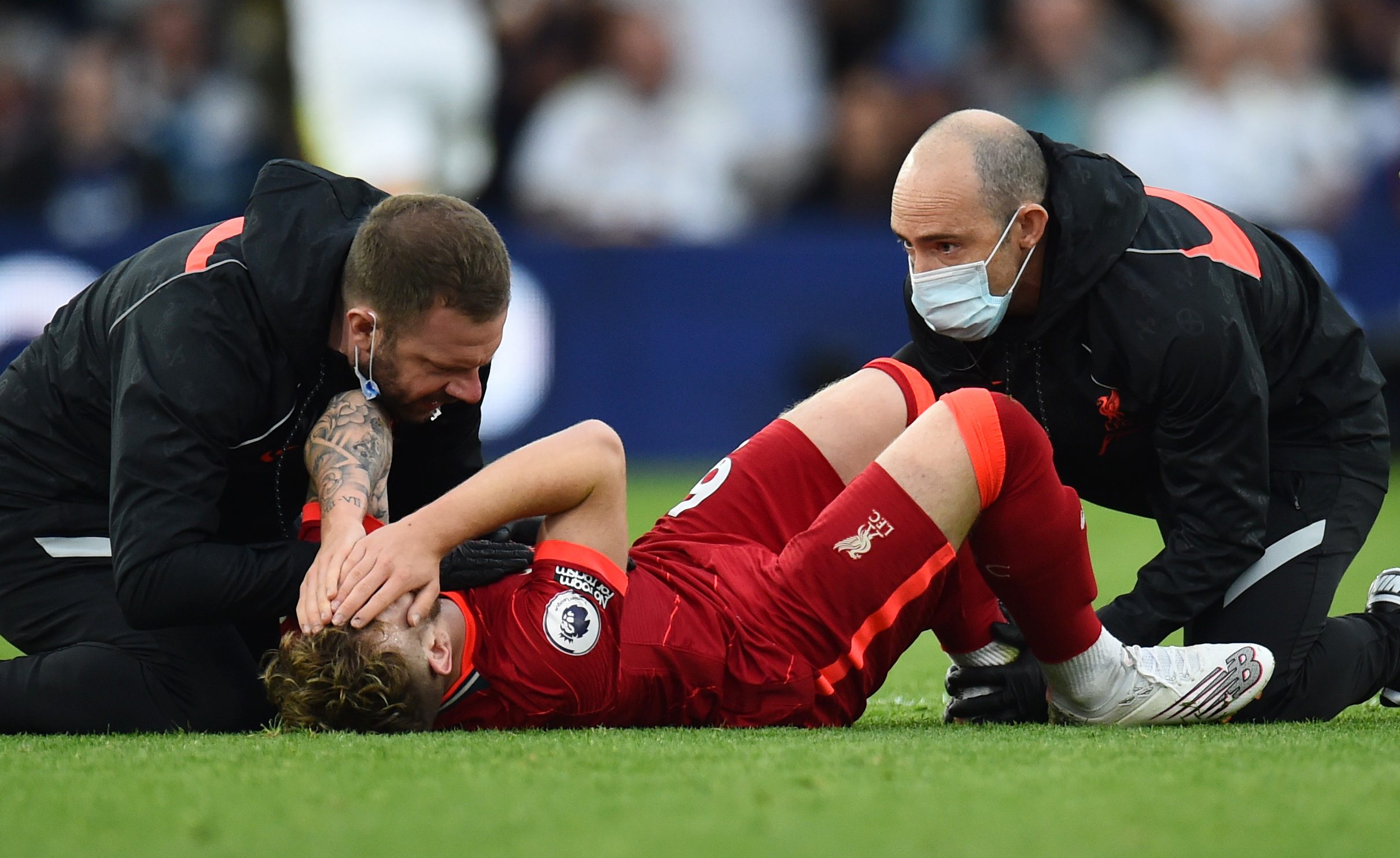 هارفي إيليوت لاعب ليفربول يتلفى العلاج الأولي (رويترز)