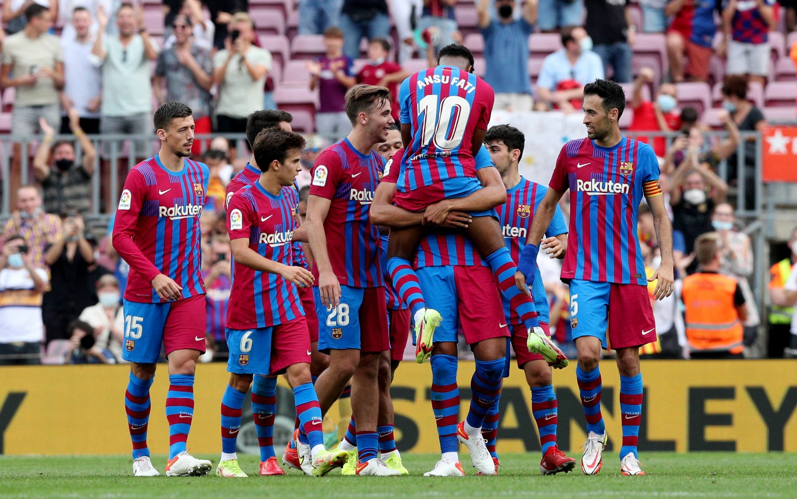 برشلونة يتفوق تاريخياً على بنفيكا (رويترز)