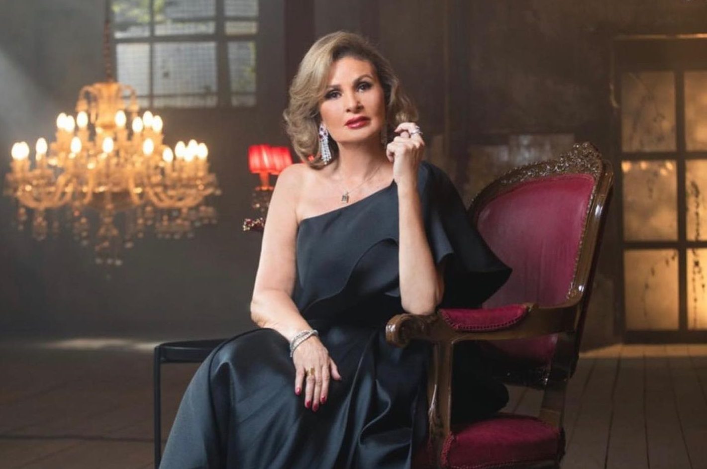 تويتر/ الفنانة يسرا: كنت أرسم فستان الفرح وأنا في المدرسة