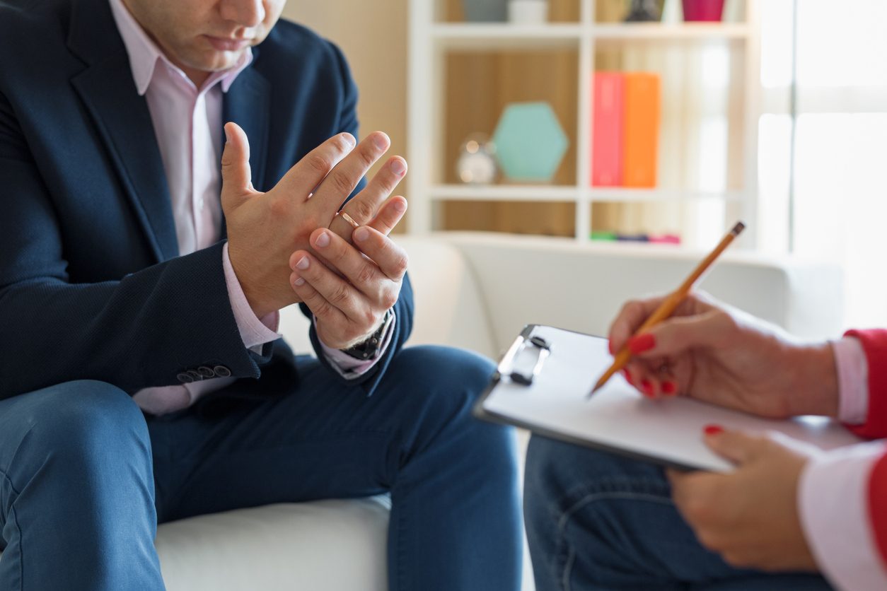 يعمل الأخصائي النفسي على إرشاد الشخص خلال رحلة علاجه - iStock