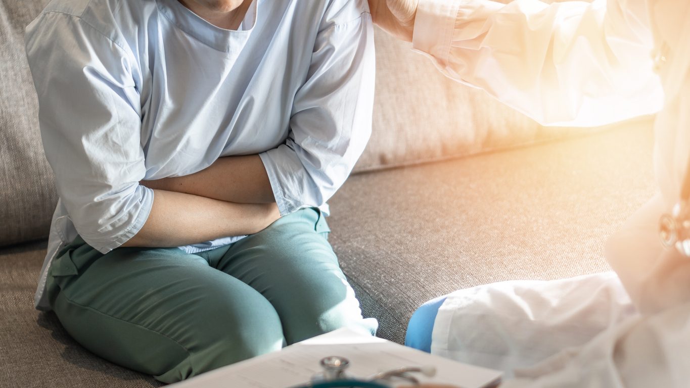 يجب التوجه للطبيب إذا استمر الألم بدرجة مبرحة لأكثر من ١٢ ساعة - iStock