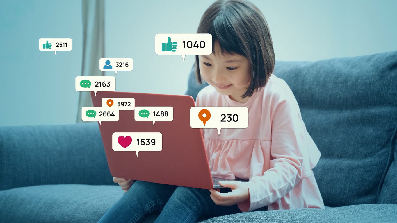 ابني يحلم أن يصبح “يوتيوبر”، وأتخيل نفسي على شواطئ المالديف.. ماذا فعل بنا إنستغرام؟