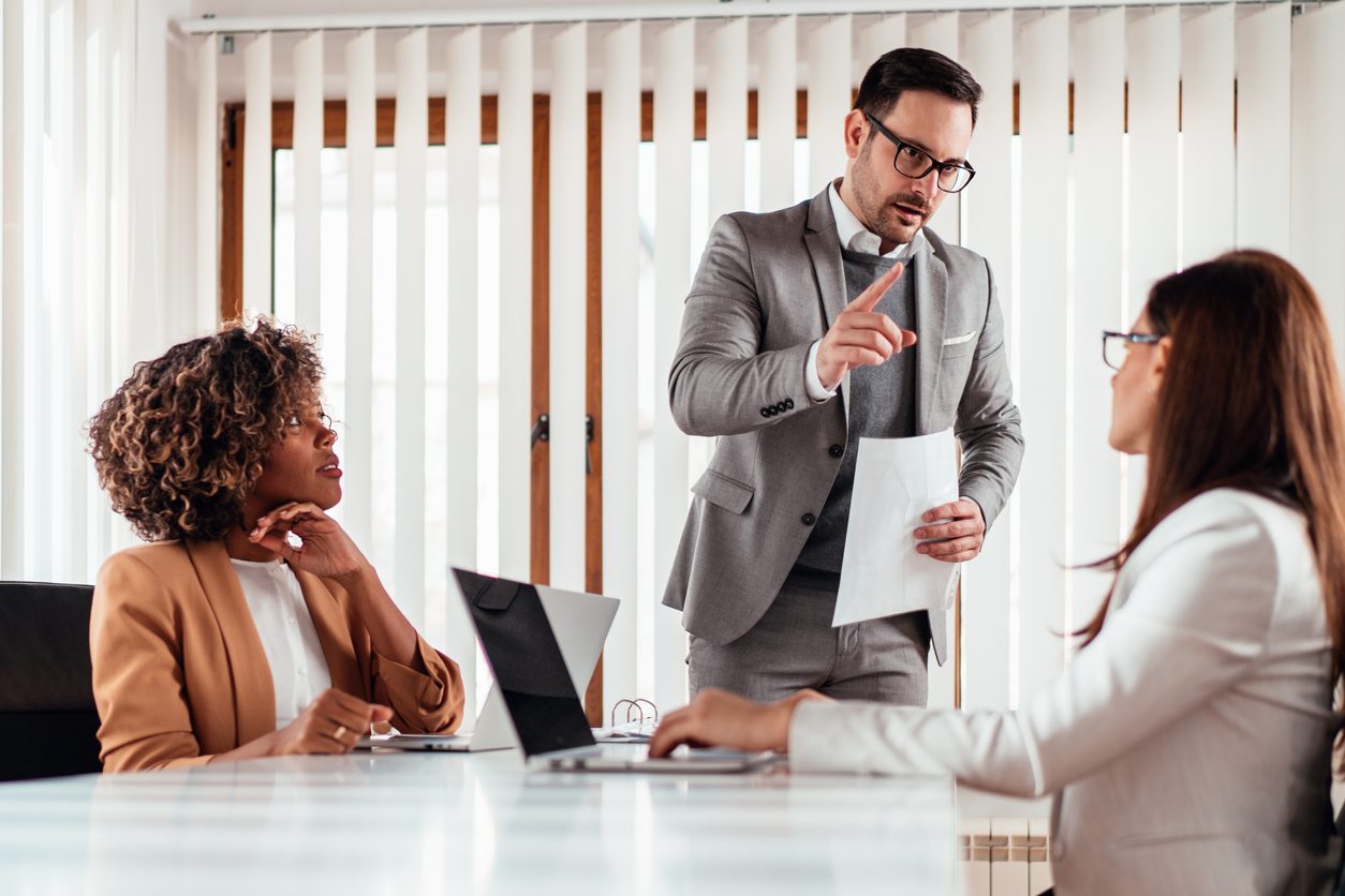 كيف تتعامل مع النرجسيين في بيئة العمل؟ - مصدر الصورة: iStock