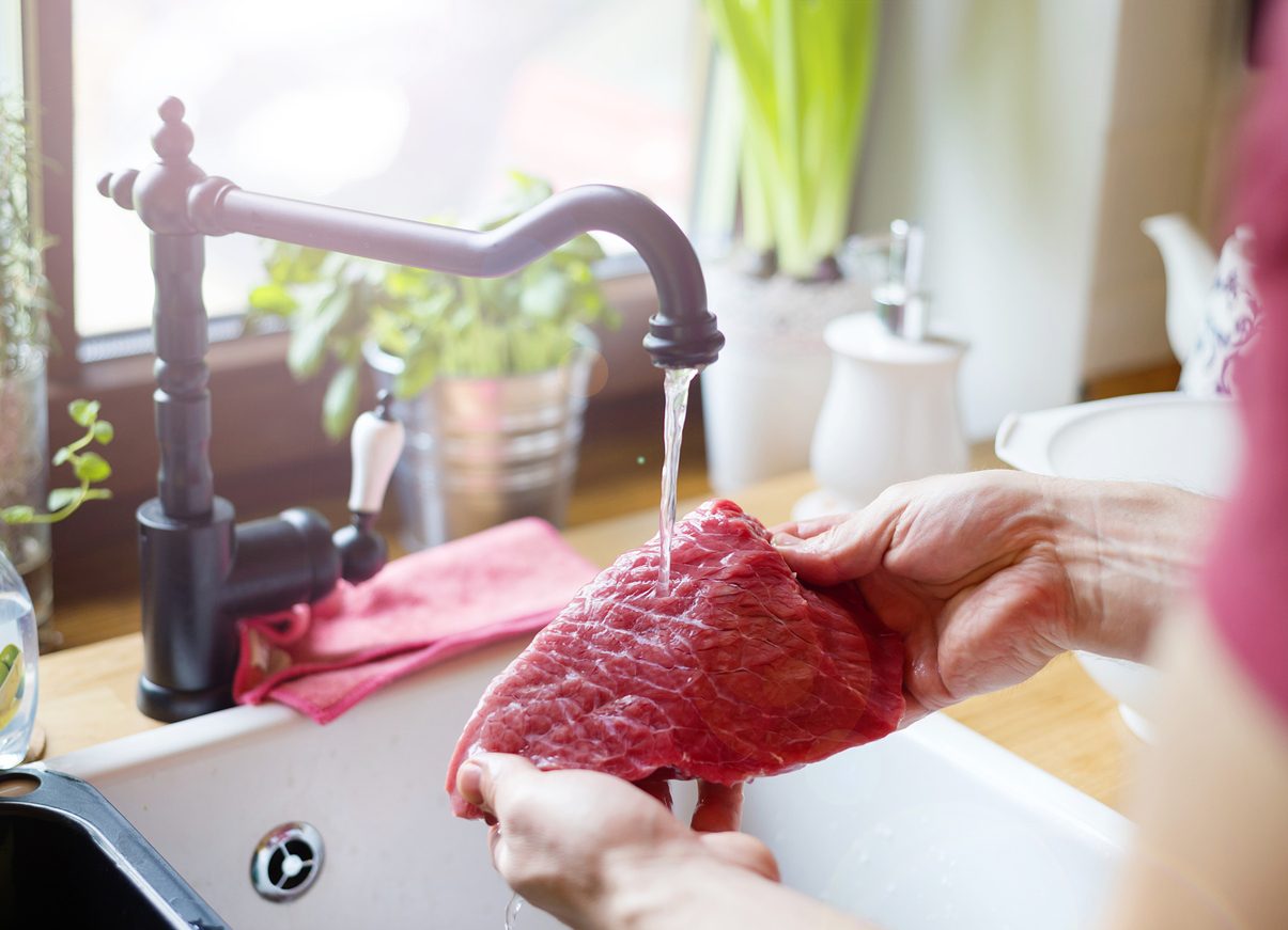 iStock/ هل يجب غسل اللحوم قبل طهيها أو تجميدها؟